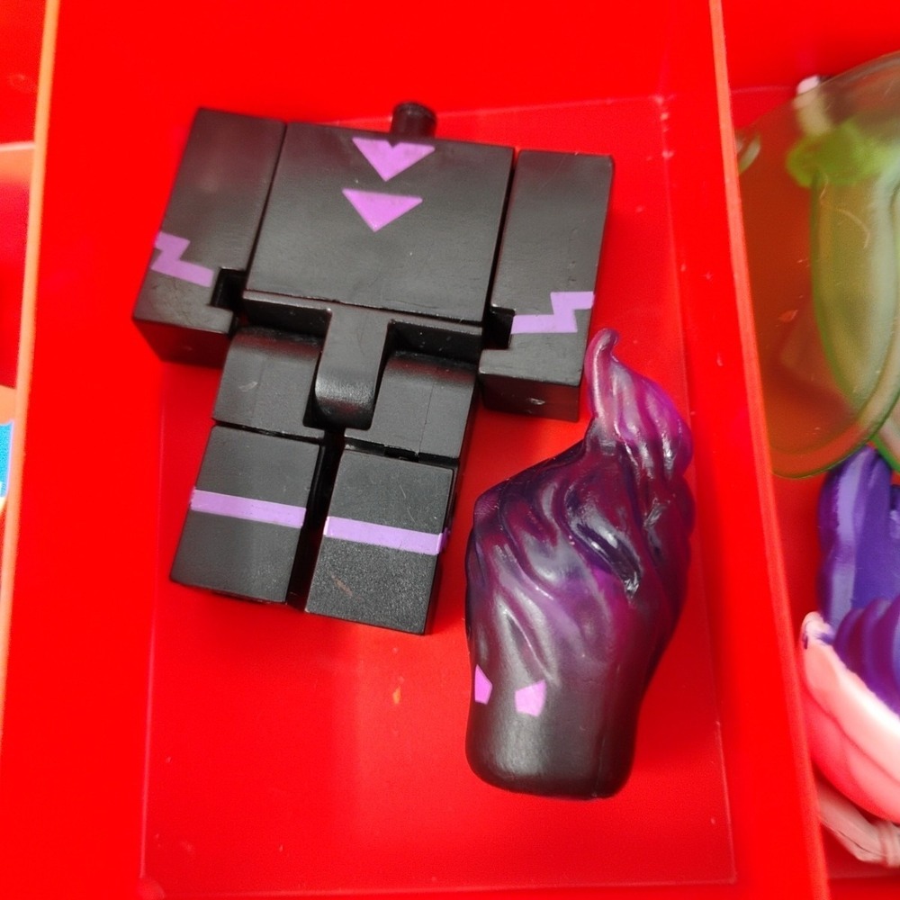 ROBLOX Storage Carry Case with 15 Figures & Accessories - No Codes Included - Picture 13 of 16